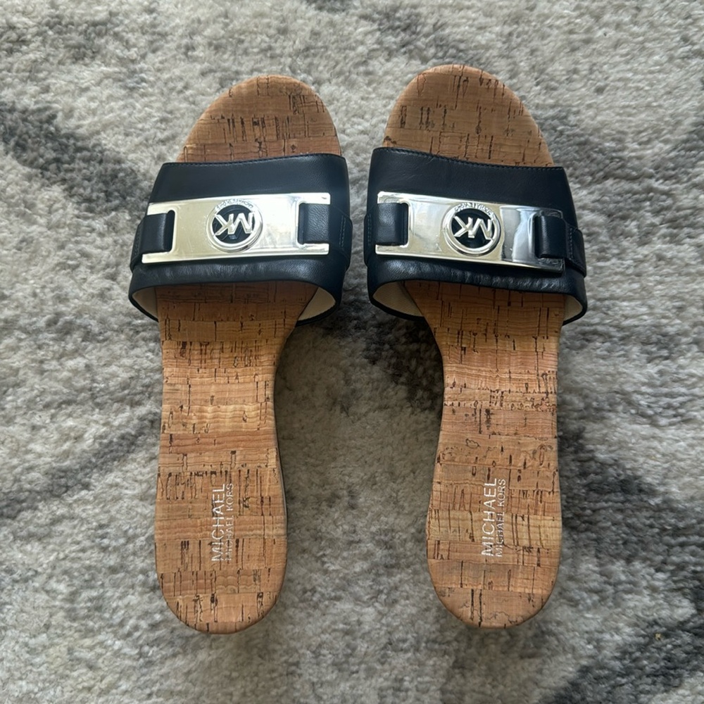 MK Michael Kors Warren Cork Wedge Black Slide Sandal Womens 8M Silver Logo.